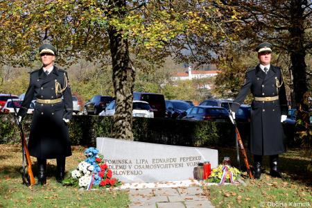 Ob 1. novembru smo se s polaganjem cvetja k osrednjim kamniškim spomenikom poklonili žrtvam vojn (26)